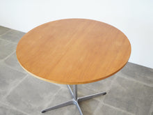 画像をギャラリービューアに読み込む, アルネヤコブセン カフェテーブル ラウンドテーブル オークの天板 丸テーブル2人用 北欧ダイニングテーブル フリッツハンセン製 Arne Jacobsen Table with oak top Fritz hansen ヤコブセンの丸テーブルのオークの天板