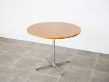 画像をギャラリービューアに読み込む, アルネヤコブセン カフェテーブル ラウンドテーブル オークの天板 丸テーブル2人用 北欧ダイニングテーブル フリッツハンセン製 Arne Jacobsen Table with oak top Fritz hansen ヤコブセンの丸テーブル 天板はオーク