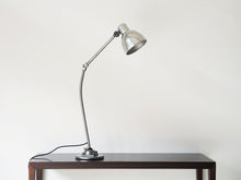 画像をギャラリービューアに読み込む, ヴィンテージライト 大きなテーブルライトを伸ばした様子