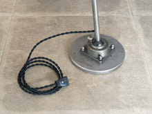 画像をギャラリービューアに読み込む, ヴィンテージライト 大きなテーブルランプの土台とコンセント