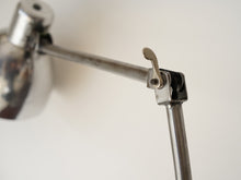 画像をギャラリービューアに読み込む, ヴィンテージライト 大きなテーブルランプのシェードとアームにある角度調整部分