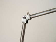 画像をギャラリービューアに読み込む, ヴィンテージライト 大きなテーブルランプのアームにある角度調整部分