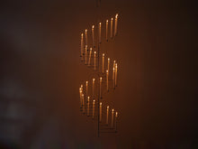 画像をギャラリービューアに読み込む, ポールケアホルム キャンドル立て シャンデリア モダン Poul Kjærholm PK101 Candlestick ケアホルムのキャンドルホルダーPK101にキャンドルを点灯させた様子