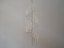 画像をギャラリービューアに読み込む, ポールケアホルム キャンドル立て シャンデリア モダン Poul Kjærholm PK101 Candlestick ケアホルムのキャンドルホルダーPK101にキャンドルを点灯させた様子