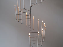 画像をギャラリービューアに読み込む, ポールケアホルム キャンドル立て シャンデリア モダン Poul Kjærholm PK101 Candlestick ケアホルムのキャンドルホルダーPK101にキャンドルをセットした様子