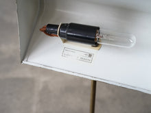 画像をギャラリービューアに読み込む, デンマークデザインのヴィンテージランプランプ 真鍮のスタンドライト 卓上照明 ライトのシェード内部にタグシール