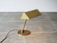 画像をギャラリービューアに読み込む, デンマークデザインのヴィンテージランプランプ 真鍮のスタンドライト 卓上照明 点灯イメージ 三角のシェード