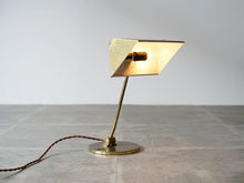 画像をギャラリービューアに読み込む, デンマークデザインのヴィンテージランプランプ 真鍮のスタンドライト 卓上照明 点灯イメージ