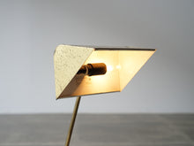 画像をギャラリービューアに読み込む, デンマークデザインのヴィンテージランプランプ 真鍮のスタンドライト 卓上照明 点灯したシェード内部