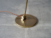 画像をギャラリービューアに読み込む, デンマークデザインのヴィンテージランプランプ 真鍮のスタンドライト 卓上照明 ライトの丸い土台