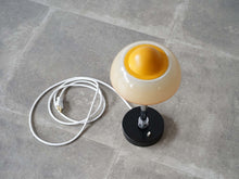 画像をギャラリービューアに読み込む, デンマークデザインのテーブルランプ 黄色いランプ 卓上照明 北欧 Danish design table lamp with yellow glass shade 北欧デザインのランプ 上から