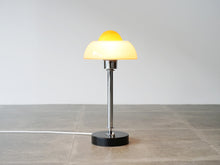 画像をギャラリービューアに読み込む, デンマークデザインのテーブルランプ 黄色いランプ 卓上照明 北欧 Danish design table lamp with yellow glass shade 北欧デザインのランプ 点灯イメージ