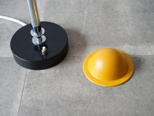 画像をギャラリービューアに読み込む, デンマークデザインのテーブルランプ 黄色いランプ 卓上照明 北欧 Danish design table lamp with yellow glass shade 北欧デザインのランプ 黄色い帽子のようなパーツ