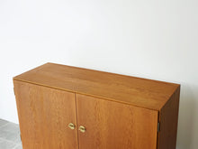画像をギャラリービューアに読み込む, Børge Mogensen Cabinet 232 with two doors CMMadsen ボーエモーエンセン 扉付きのキャビネット 真鍮製の取手 戸棚ヴィンテージ 棚の天面