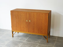 画像をギャラリービューアに読み込む, Børge Mogensen Cabinet 232 with two doors CMMadsen ボーエモーエンセン 扉付きのキャビネット 真鍮製の取手 戸棚ヴィンテージ オーク材