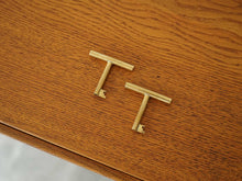 画像をギャラリービューアに読み込む, Børge Mogensen Cabinet 232 with two doors CMMadsen ボーエモーエンセン 扉付きのキャビネット 真鍮製の取手 戸棚ヴィンテージ 棚の取手は鍵になります