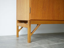 画像をギャラリービューアに読み込む, Børge Mogensen Cabinet 232 with two doors CMMadsen ボーエモーエンセン 扉付きのキャビネット 真鍮製の取手 戸棚ヴィンテージ 脚はオリジナルではないが美しい設