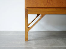 画像をギャラリービューアに読み込む, Børge Mogensen Cabinet 232 with two doors CMMadsen ボーエモーエンセン 扉付きのキャビネット 真鍮製の取手 戸棚ヴィンテージ 美しい脚