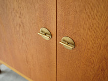 画像をギャラリービューアに読み込む, Børge Mogensen Cabinet 232 with two doors CMMadsen ボーエモーエンセン 扉付きのキャビネット 真鍮製の取手 戸棚ヴィンテージ 棚の取手は鍵になります