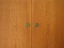画像をギャラリービューアに読み込む, Børge Mogensen Cabinet 232 with two doors CMMadsen ボーエモーエンセン 扉付きのキャビネット 真鍮製の取手 戸棚ヴィンテージ 棚の取手