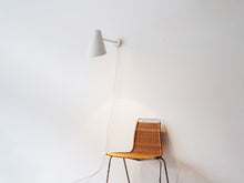 画像をギャラリービューアに読み込む, ルイス・ポールセン製ヴィンテージブラケットライト Ejner Graae Henning Helger Alux skråstråler Wall lamp ceiling lamp Louis Poulsen 北欧デザインの白いウォールランプ スポットライトとケアホルムのPK1