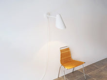 画像をギャラリービューアに読み込む, ルイス・ポールセン製ヴィンテージブラケットライト Ejner Graae Henning Helger Alux skråstråler Wall lamp ceiling lamp Louis Poulsen 北欧デザインの白いウォールランプ スポットライトとPK1チェア