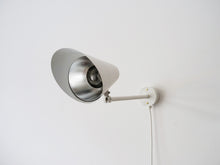 画像をギャラリービューアに読み込む, ルイス・ポールセン製ヴィンテージブラケットライト Ejner Graae Henning Helger Alux skråstråler Wall lamp ceiling lamp Louis Poulsen 北欧デザインの白いウォールランプ スポットライト シェードの角度調節可能