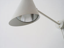 画像をギャラリービューアに読み込む, ルイス・ポールセン製ヴィンテージブラケットライト Ejner Graae Henning Helger Alux skråstråler Wall lamp ceiling lamp Louis Poulsen 北欧デザインの白いウォールランプ スポットライト シェードの角度調節可能