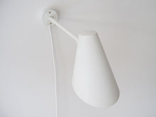 画像をギャラリービューアに読み込む, ルイス・ポールセン製ヴィンテージブラケットライト Ejner Graae Henning Helger Alux skråstråler Wall lamp ceiling lamp Louis Poulsen 北欧デザインの白いウォールランプ スポットライト やや上から