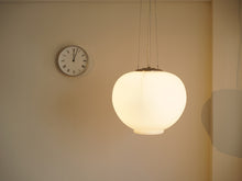 画像をギャラリービューアに読み込む, Arne Jacobsen Flemming Lassen アルネヤコブセン フレミングラーセンSøllerød ソレロッド ペンダントライト Louis Poulsen ルイスポールセンのオパールガラスのランプ 点灯イメージ