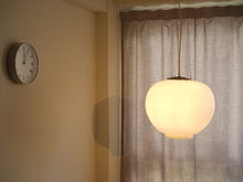 画像をギャラリービューアに読み込む, Arne Jacobsen Flemming Lassen アルネヤコブセン フレミングラーセンSøllerød ソレロッド ペンダントライト Louis Poulsen ルイスポールセンのオパールガラスのランプ 点灯イメージ