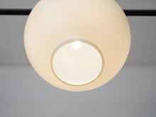 画像をギャラリービューアに読み込む, Arne Jacobsen Flemming Lassen アルネヤコブセン フレミングラーセンSøllerød ソレロッド ペンダントライト Louis Poulsen ルイスポールセンのオパールガラスのランプ シェードの口に小さな欠け