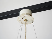 画像をギャラリービューアに読み込む, Arne Jacobsen Flemming Lassen アルネヤコブセン フレミングラーセンSøllerød ソレロッド ペンダントライト Louis Poulsen ルイスポールセンのオパールガラスのランプ 吊り下げ構造