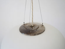画像をギャラリービューアに読み込む, Arne Jacobsen Flemming Lassen アルネヤコブセン フレミングラーセンSøllerød ソレロッド ペンダントライト Louis Poulsen ルイスポールセンのオパールガラスのランプ トップパーツにワイヤーを繋ぐ箇所がある