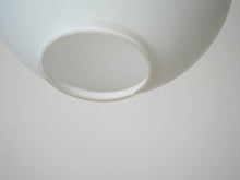 画像をギャラリービューアに読み込む, Arne Jacobsen Flemming Lassen アルネヤコブセン フレミングラーセンSøllerød ソレロッド ペンダントライト Louis Poulsen ルイスポールセンのオパールガラスのランプ シェードの内側に欠け
