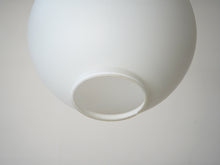 画像をギャラリービューアに読み込む, Arne Jacobsen Flemming Lassen アルネヤコブセン フレミングラーセンSøllerød ソレロッド ペンダントライト Louis Poulsen ルイスポールセンのオパールガラスのランプ シェード口に小さな欠け