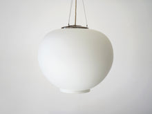 画像をギャラリービューアに読み込む, Arne Jacobsen Flemming Lassen アルネヤコブセン フレミングラーセンSøllerød ソレロッド ペンダントライト Louis Poulsen ルイスポールセンのオパールガラスのランプ