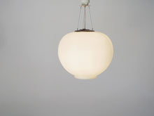 画像をギャラリービューアに読み込む, Arne Jacobsen Flemming Lassen アルネヤコブセン フレミングラーセンSøllerød ソレロッド ペンダントライト Louis Poulsen ルイスポールセンのオパールガラスのランプ 点灯イメージ