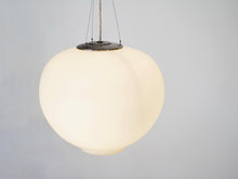 画像をギャラリービューアに読み込む, Arne Jacobsen Flemming Lassen アルネヤコブセン フレミングラーセンSøllerød ソレロッド ペンダントライト Louis Poulsen ルイスポールセンのオパールガラスのランプ 点灯イメージ
