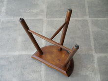 画像をギャラリービューアに読み込む, 北欧デザインのスツール 1960年代製ビンテージスツール アンティークのスツール シューメーカーチェア スツールの裏面