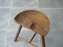 画像をギャラリービューアに読み込む, 北欧デザインのスツール 1960年代製ビンテージスツール アンティークのスツール シューメーカーチェア スツールの座面は山なりの形状