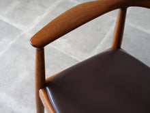 画像をギャラリービューアに読み込む, ハンスJウェグナー ザチェア Hans J Wegner JH503 The Chair アームチェアのレザーの座面とウォルナットの肘掛け