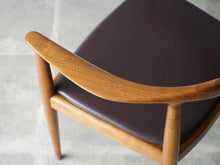 画像をギャラリービューアに読み込む, ハンスJウェグナー ザチェア Hans J Wegner JH503 The Chair アームチェアのレザーの座面とウォルナットの肘掛け