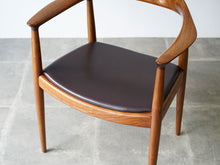 画像をギャラリービューアに読み込む, ハンスJウェグナー ザチェア Hans J Wegner JH503 The Chair アームチェアの座面はブラウン(チャコール)のレザー