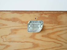 画像をギャラリービューアに読み込む, モーエンス・コッホのブックケース 本棚 Mogens Koch Bookcases マホガニー無垢材の本棚の背面 ルドラスムッセンのラベル