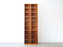 画像をギャラリービューアに読み込む, モーエンス・コッホのブックケース 本棚 Mogens Koch Bookcases マホガニー無垢材の棚を縦一列にした様子 危ないかも