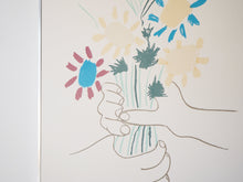 画像をギャラリービューアに読み込む, Pablo Picasso パブロ・ピカソ 花束Bouquet リトグラフ インテリアアート リトグラフの様子 手で花束を持っている
