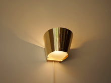 画像をギャラリービューアに読み込む, Paavo Tynell Model 9464 Wall lamps gubi パーヴォテュネル 真鍮のウォールランプ 照明の点灯イメージ