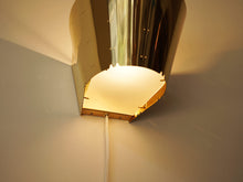 画像をギャラリービューアに読み込む, Paavo Tynell Model 9464 Wall lamps gubi パーヴォテュネル 真鍮のウォールランプ 照明の点灯イメージ ガラス板