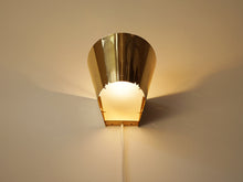 画像をギャラリービューアに読み込む, Paavo Tynell Model 9464 Wall lamps gubi パーヴォテュネル 真鍮のウォールランプ 照明の点灯イメージ 下にガラス板
